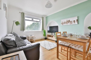 Modern 4 Bed in Swansea TV in Every Room and Parking